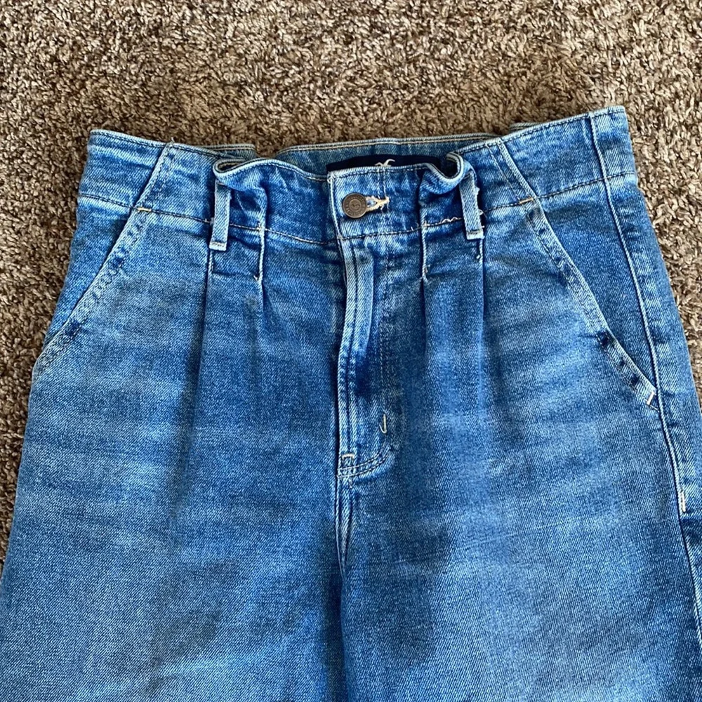 Hollister ultra high rise mom jeans - Picture 2 of 5